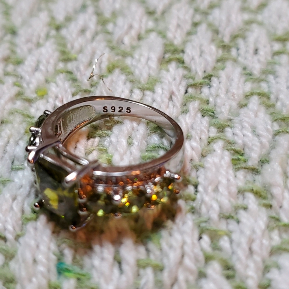 Peridot CZ ring set in 925 sterling silver size 7. - Picture 5 of 6